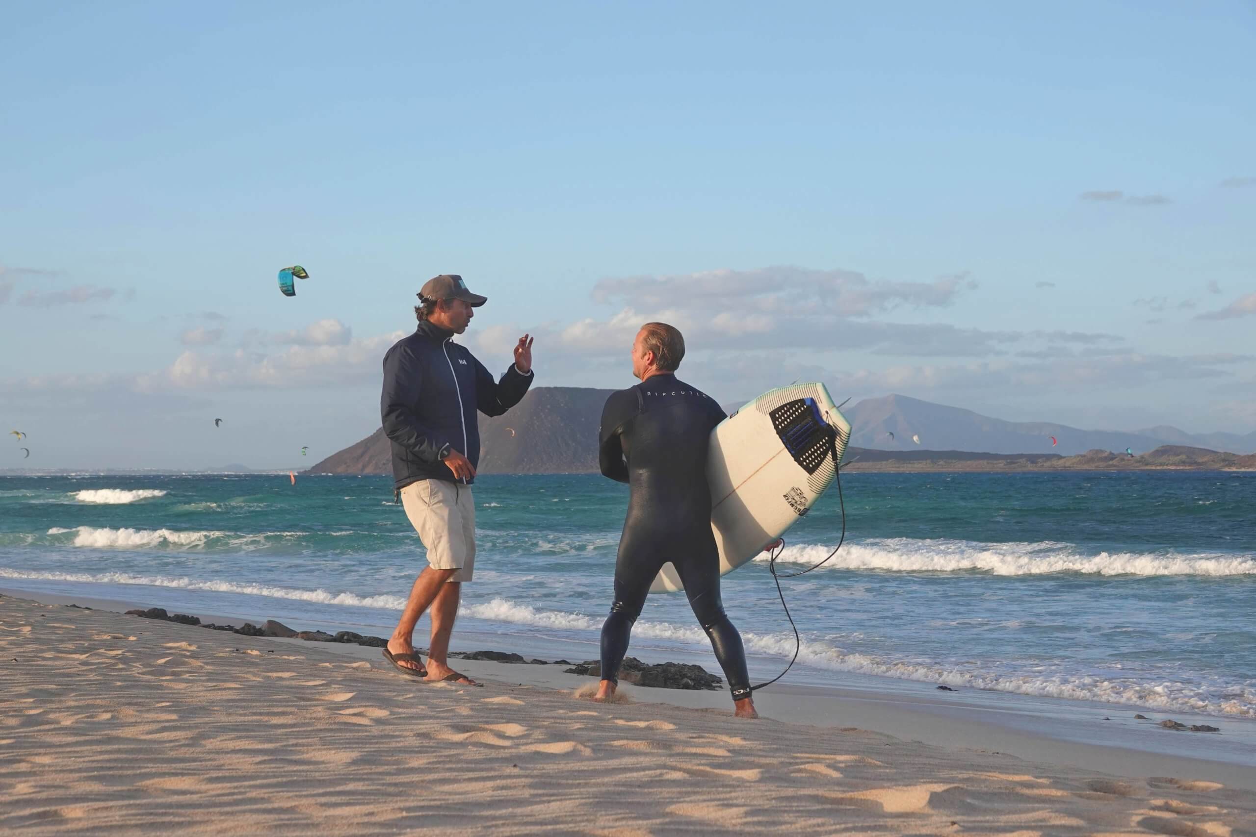 Surf Coach Jona gibt Feedbak Surf Coach Jona gibt Feedbak