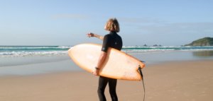 Surfer mit Fish Surfboard