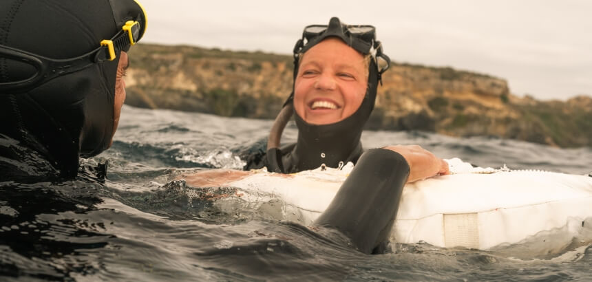 Surfnomade Autorin Sarah Zahn beim Apnoetauchen im Freedive-Kurs von Águas Vivas in Vila Nova de Milfontes, Portugal