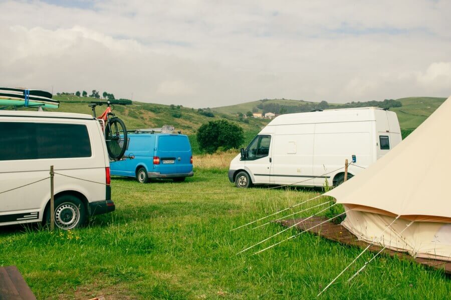 Campervan Stellplätze vom elementseurf Surfcamp in Oyambre Spanien