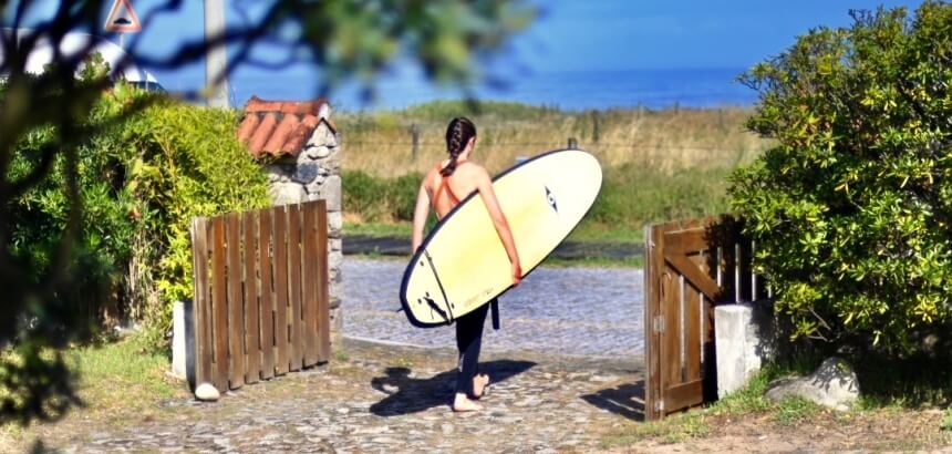 Eingang vom Goodtimes Surfcamp in Portugal mit Blick aufs Meer