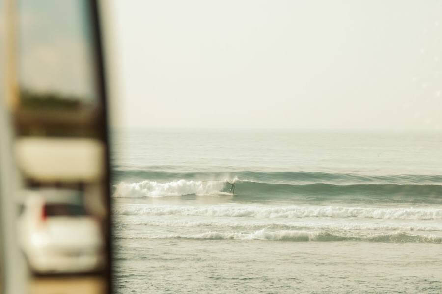 Surfer am Strand von Moledo in Portugal