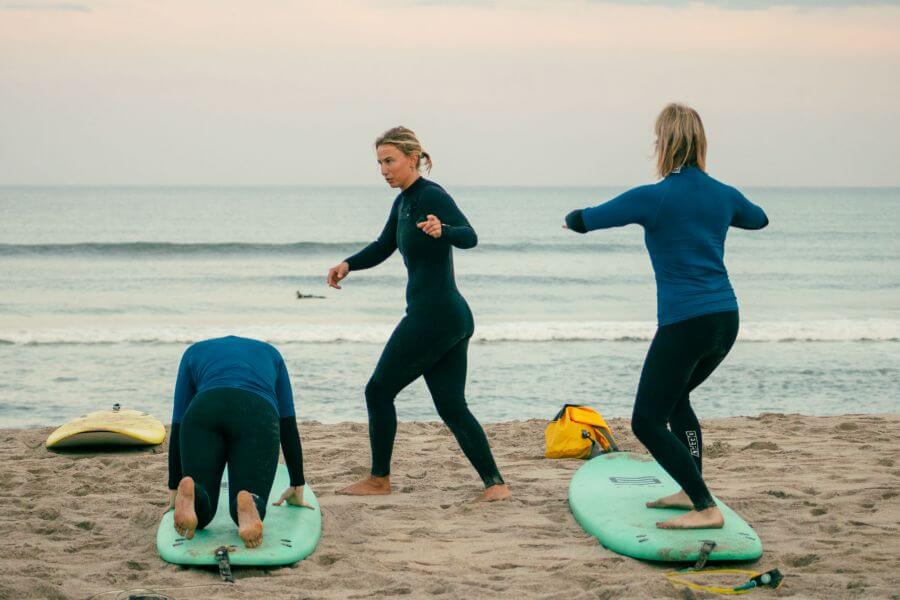 Take-Off und Pop-Up Training im Anfänger Surfkurs Portugal mit Surflhererin Julia vom Goodtimes Surfcamp