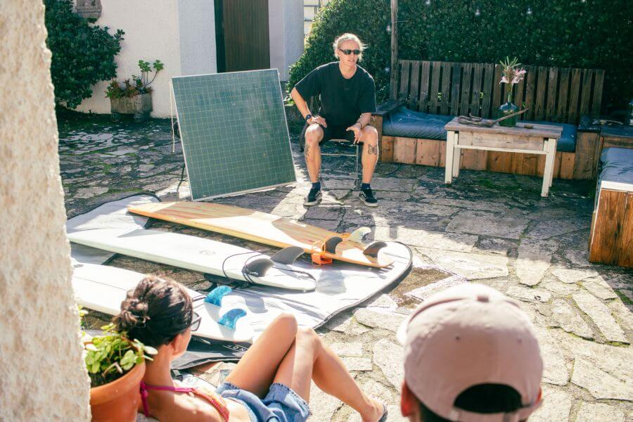 Workshop von Goodtimes Surflehrer Nico zum Thema Materialkunde