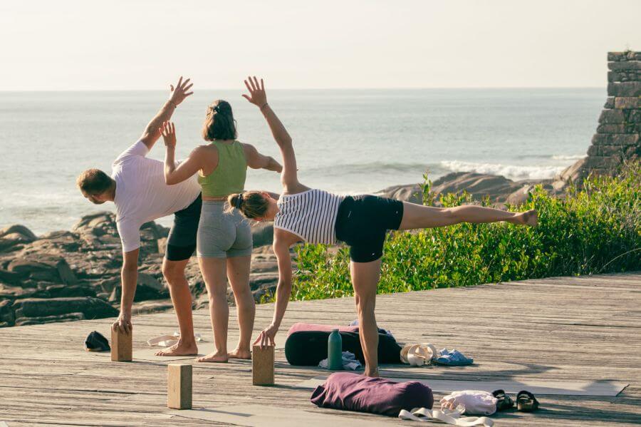 Yoga am Meer im Goodtimes Surfcamp Portugal mit Yogalehrerin Nina aus dem Kölner Yoga Studio Kolibri