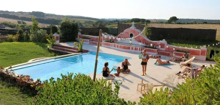 Pool und Gäste im Garten vom Dreasmea Surf House Portugal in Sintra