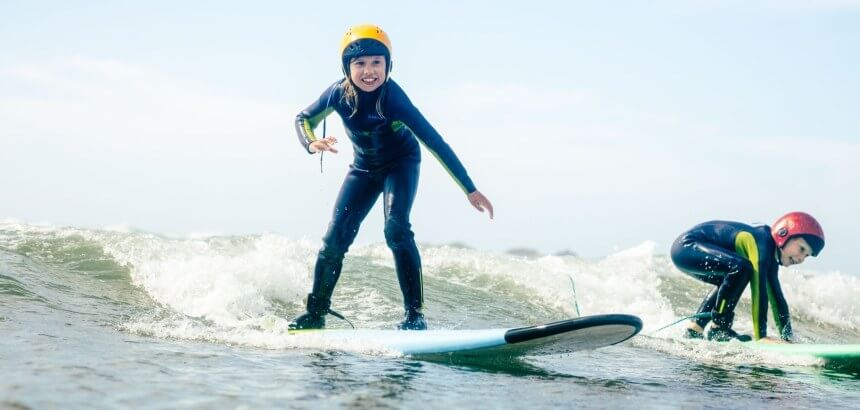 Kinder beim Surfen im Kindersurfkurs von Tres Ondas in Portugal