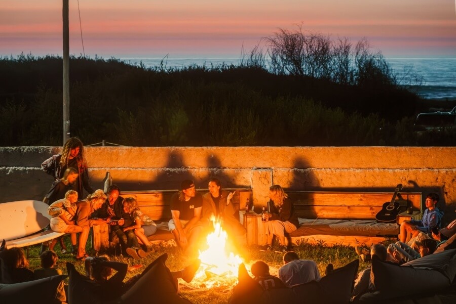 Kuscheln am Lagerfeuer als Familie im Goodtimes Surfcamp in Portuga