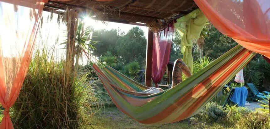 Chillen in der Hängematte im Garten vom Mission To Surf Surfcamp Portugal