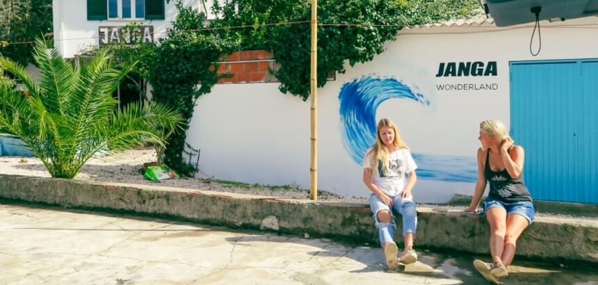 Garten vom Janga Surfcamp Portugal in Figueira da Foz