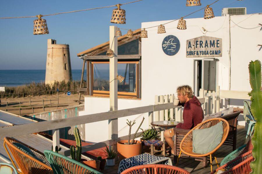 Von der Sonnenterrasse im A-Frame Surfcamp Spanien lässt es sich wunderbar auf die Wellen von El Palmar blicken