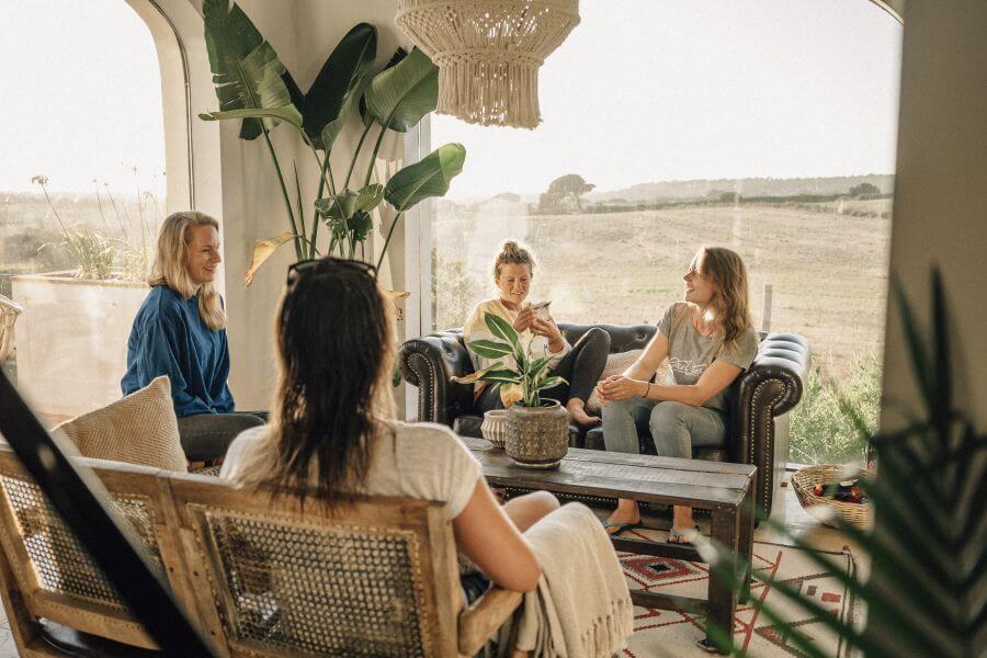 Gemeinsames Chillen nach dem Surfkurs im Dreamsea Surfhouse Portugal mit Blick in die Natur