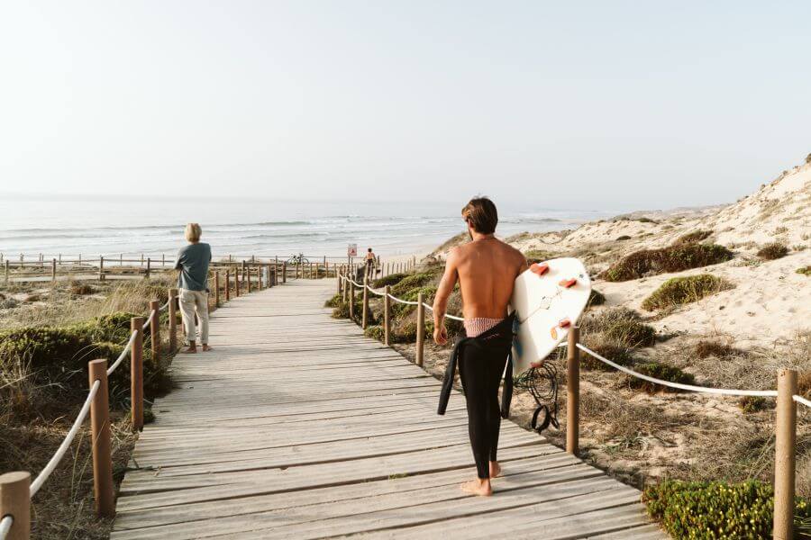 Dreamsea Surfcamp Alentejo Surfer am Strand vom Dreamsea Surfcamp Alentejo in Portugal