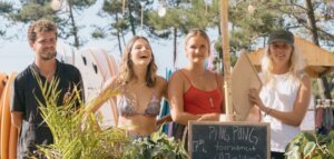 Junge Leute im Deramsea Surfcamp Porto am Praia da Tocha